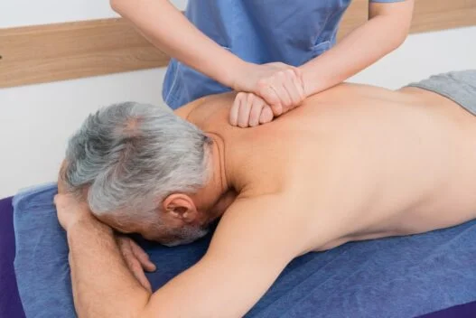 Mand der får massage af professionel massør